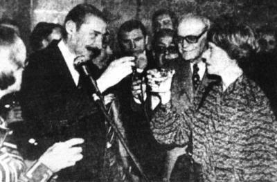 El represor Jorge Rafael Videla y la due&ntilde;a de Clar&iacute;n, Ernestina Noble brindaron por la inauguraci&oacute;n de la papelera Papel Prensa