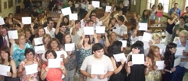 Los egresados 2010 exhiben con alegría sus diplomas de título secundario